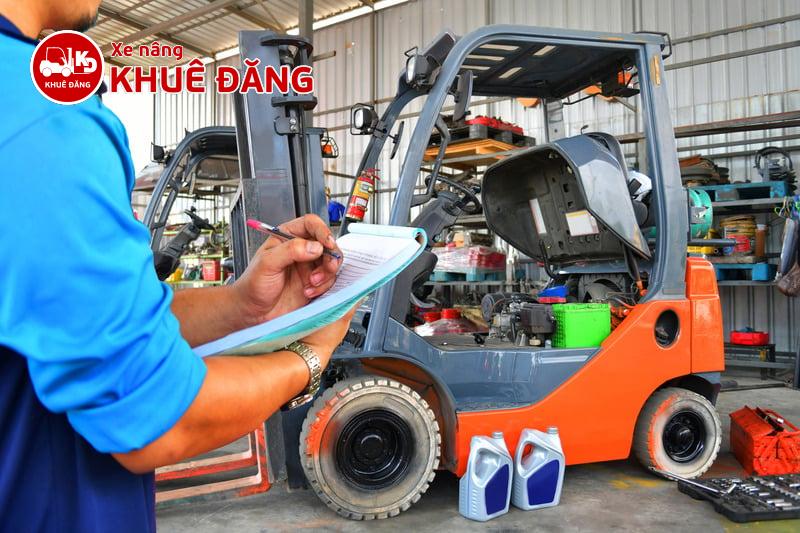 Thợ sửa xe nâng đang kiểm tra tình trạng xe nâng sau bảo dưỡng Báo giá sửa chữa xe nâng hàng tại TPHCM