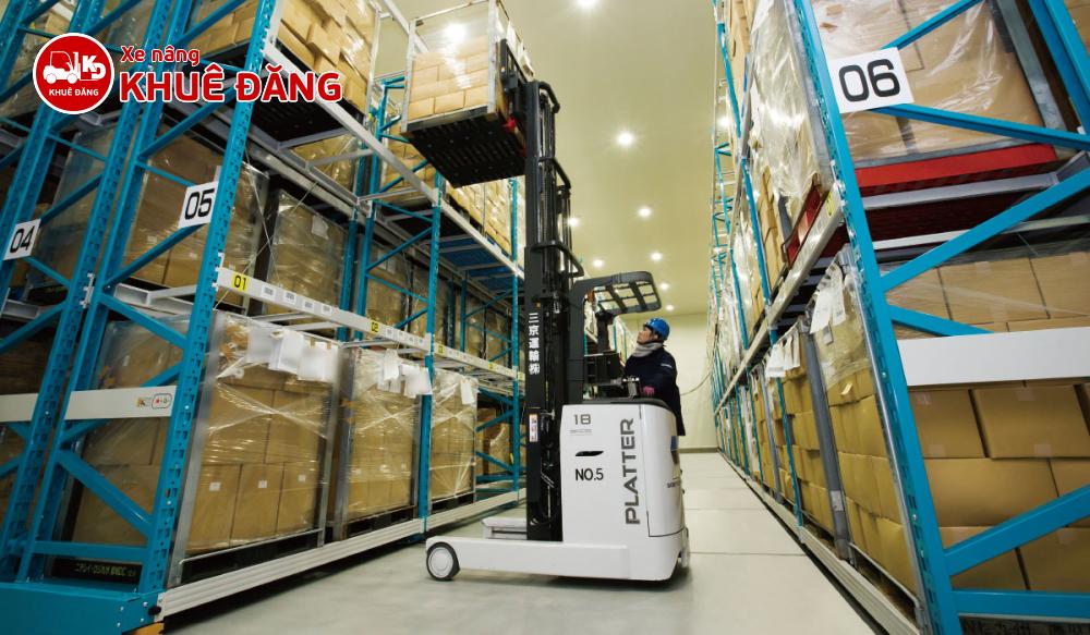 Xe nâng điện reach truck Nichiyu trong kho hàng tại Nhật Bản