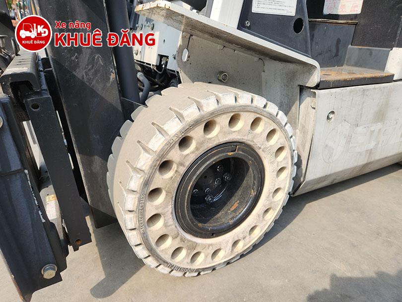 Bánh đặc có đục lỗ giúp giảm rung sốc hàng hóa khi làm việc ở sàn nhà có ghềnh dốc