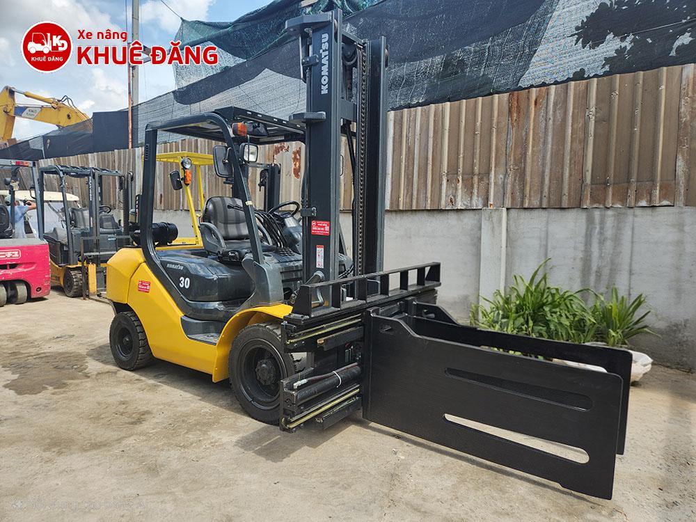 Xe nâng dầu 3 tấn Komatsu Nhật Bản gắn bộ kẹp kiện hàng vuông (Bale Clamp)