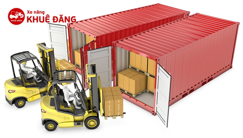 Two yellow lift truck unloading containers Xe nâng hàng làm việc trong container