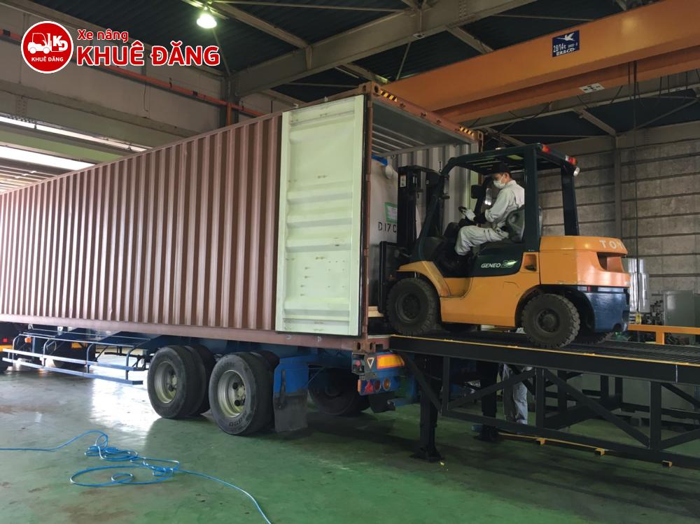 Xe nâng hàng là trợ thủ đắc lực để sắp xếp hàng hóa trong container Xe nâng hàng là trợ thủ đắc lực để sắp xếp hàng hóa trong container
