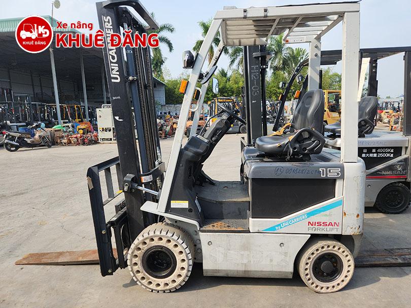 Xe nâng điện 1.5 tấn Unicarriers dùng bộ bánh đặc màu trắng có lỗ khi làm việc ở kho thực phẩm