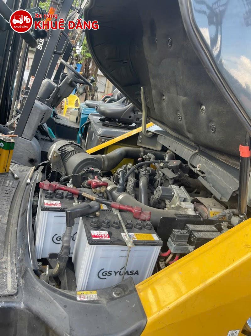 Xe nâng Komatsu FH35-2 trang bị hệ thống truyền động thủy tĩnh (Hydrostatic Transmission – HST), điều khiển bằng bàn đạp, giúp xe tăng giảm tốc độ êm và chính xác.