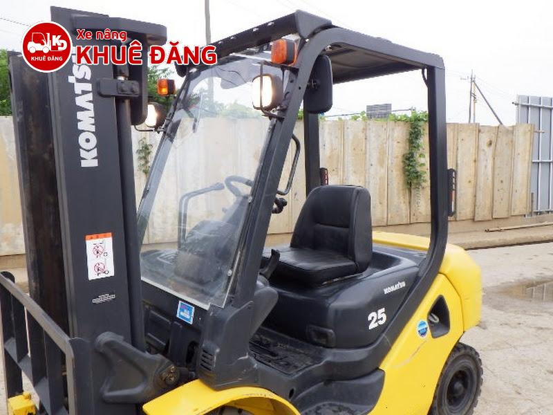 Xe nâng Nhật Komatsu FD25T-17 sở hữu cabin mở, tầm quan sát rộng, trụ khung thiết kế mảnh để giảm điểm mù cho người vận hành