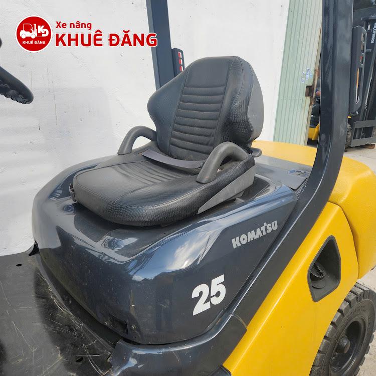 Xe nâng dầu 2.5 tấn Komatsu FD25C-16 số sàn, nâng cao 4.5m, ty giữa chui cong