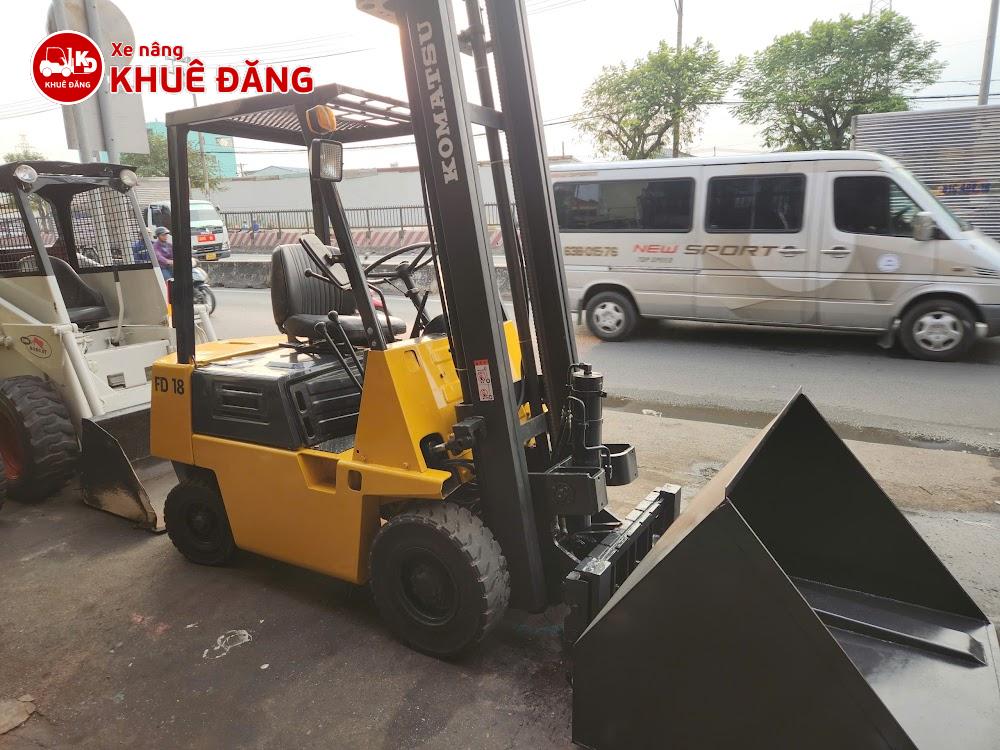 Xe nâng dầu 1.8 tấn Komatsu FD18 gắn gầu xúc