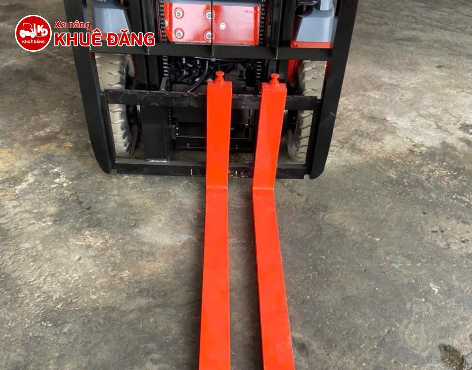 Xe nâng điện ngồi lái 1.5 tấn Toyota 7FB15, nâng cao 3m, bánh trắng
