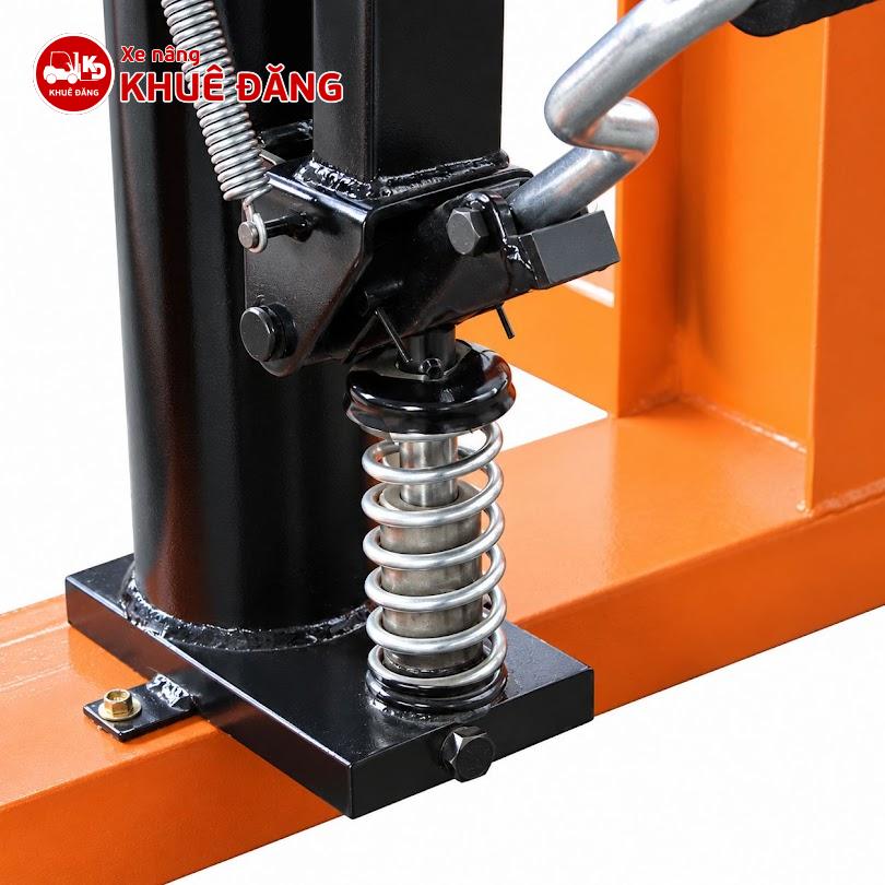 Xe nâng tay cao 2 tấn TOYOCE