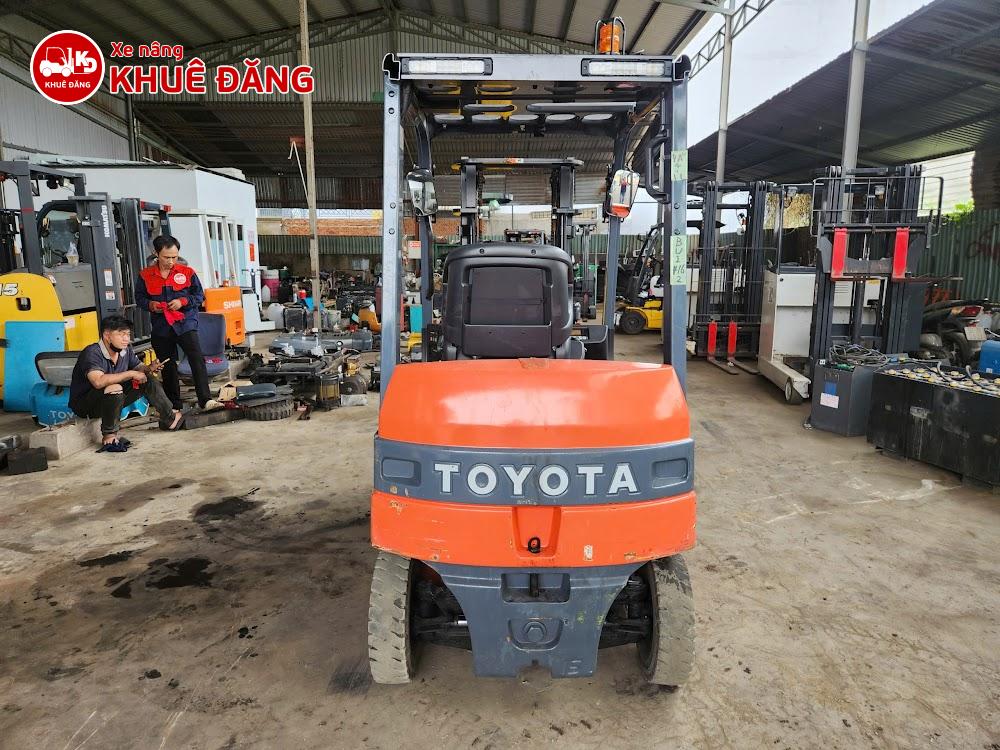 Xe nâng điện ngồi lái 1.5 tấn Toyota 8FB15 nâng cao 2.8m