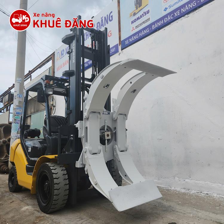 Xe nâng dầu Komatsu gắn bộ kẹp cuộn giấy tròn