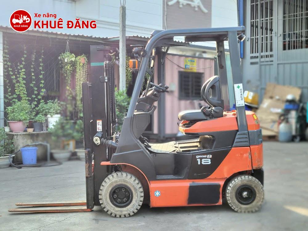Xe nâng điện ngồi lái 1.8 tấn Toyota 8FBH18, ty giữa chui công