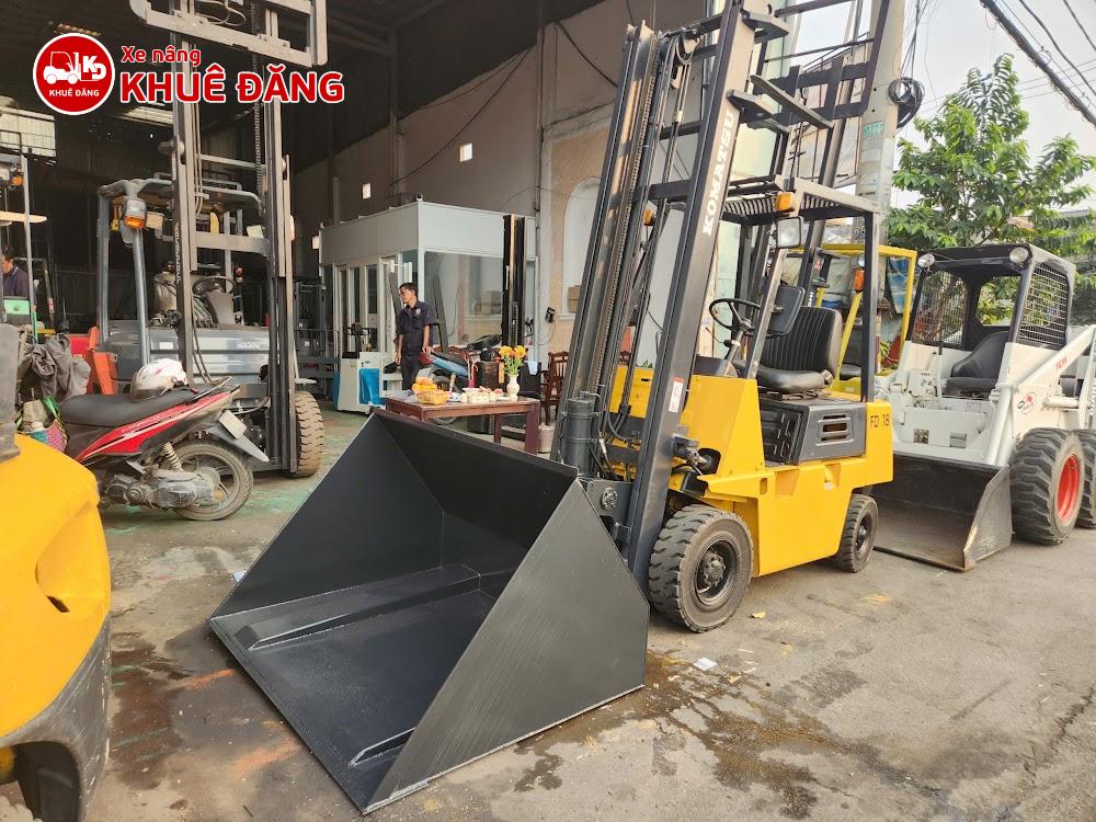 Xe nâng dầu 1.8 tấn Komatsu FD18 gắn gầu xúc