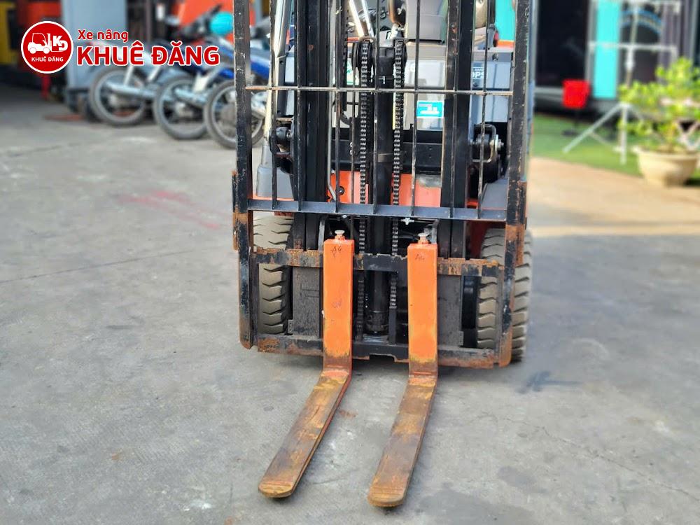 Xe nâng điện ngồi lái 1.8 tấn Toyota 8FBH18, ty giữa chui công