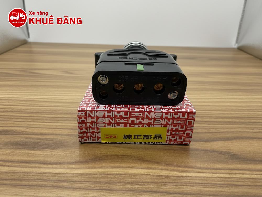 Giắc cắm sạc xe nâng điện