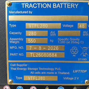 Thông số 48V 280Ah trên bình ắc quy hoặc pin cho biết đây là một nguồn điện có điện áp danh định là 48 Volt và tổng dung lượng lưu trữ điện năng là 280 Ampe-giờ