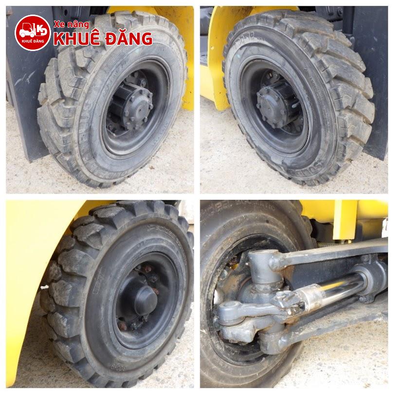 Xe nâng dầu 2.5 tấn Komatsu FD25T-17 sử dụng bánh trước là bánh đặc 700-12 và bánh sau là bánh đặc 600-9