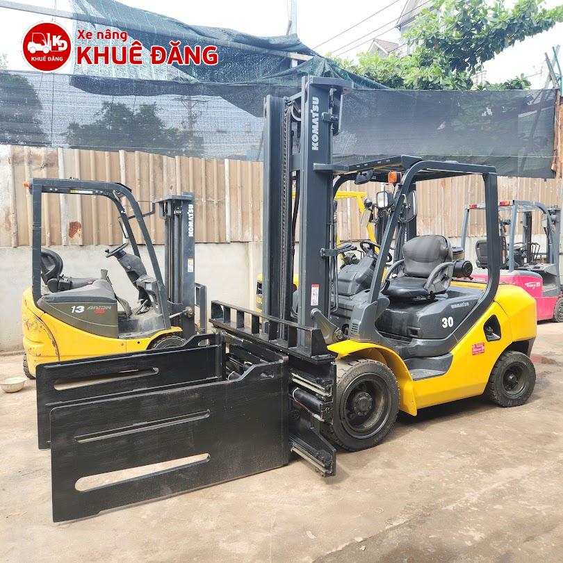 Xe nang dầu 3 tấn Komatsu gắn bộ kẹp kiện hàng vuông