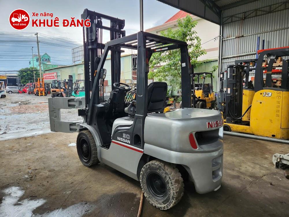 Xe nâng dầu 3 tấn Nissan gắn kẹp giấy