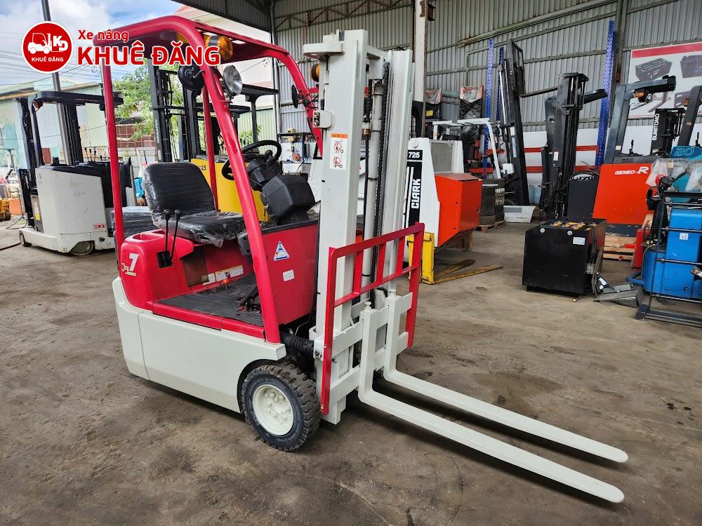 Xe nâng điện ngồi lái 700kg Toyota 3FBK7 màu hồng, 2.5m, SX 2004