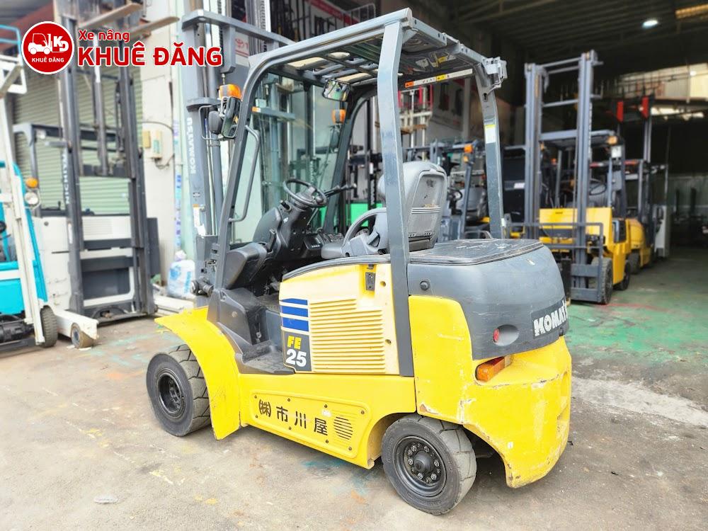 Xe nâng điện ngồi lái 2.5 tấn Komatsu FE25-1, lốp đôi nâng cao 4m