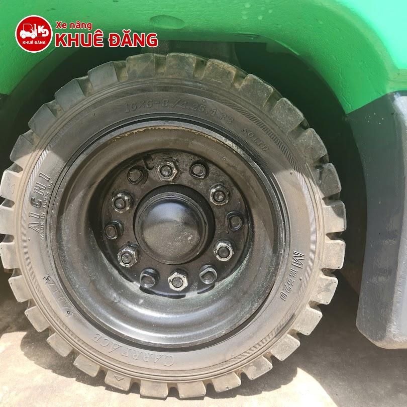 Bánh sau Xe nâng điện ngồi lái 3 bánh 1.8 tấn Toyota 7FBE18 là bánh đặc 16x6-8