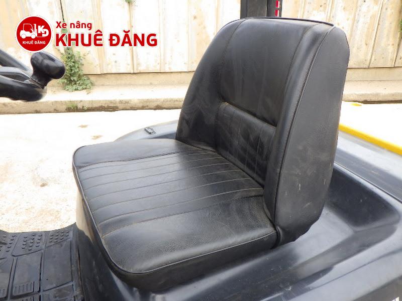 Ghế ngồi có tựa lưng, đệm êm, có thể điều chỉnh vị trí giúp tài xế xe nâng dầu 2.5 tấn vận hành lâu mà không bị mỏi lưng.