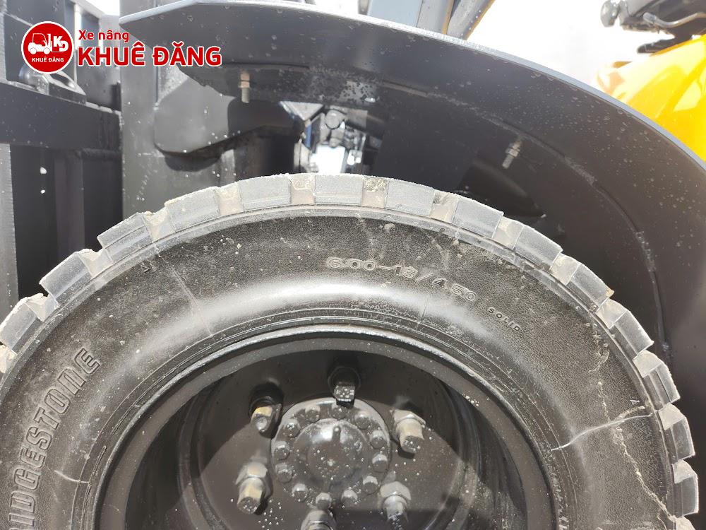 Lốp trước Xe nâng dầu 3.5 tấn TCM FD35T3S là lốp đặc 600-15 (Lốp đôi)