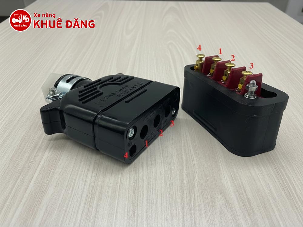 Giắc cắm sạc xe nâng điện