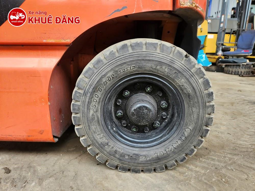 Bánh sau xe nâng Toyota 8FB15 là bánh đặc 500-8 còn mới