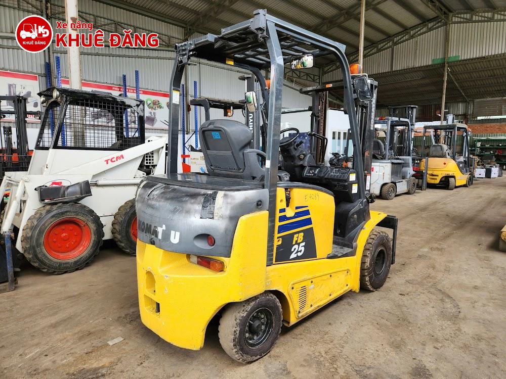 Xe nâng điện ngồi lái 2.5 tấn Komatsu FB25-12