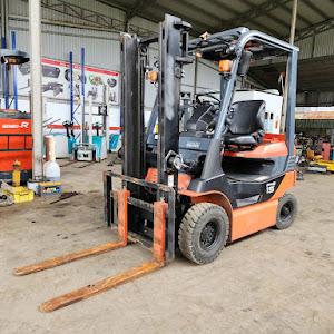 Xe nâng điện ngồi lái 1.5 tấn Toyota 8FB15 nâng cao 2.8m