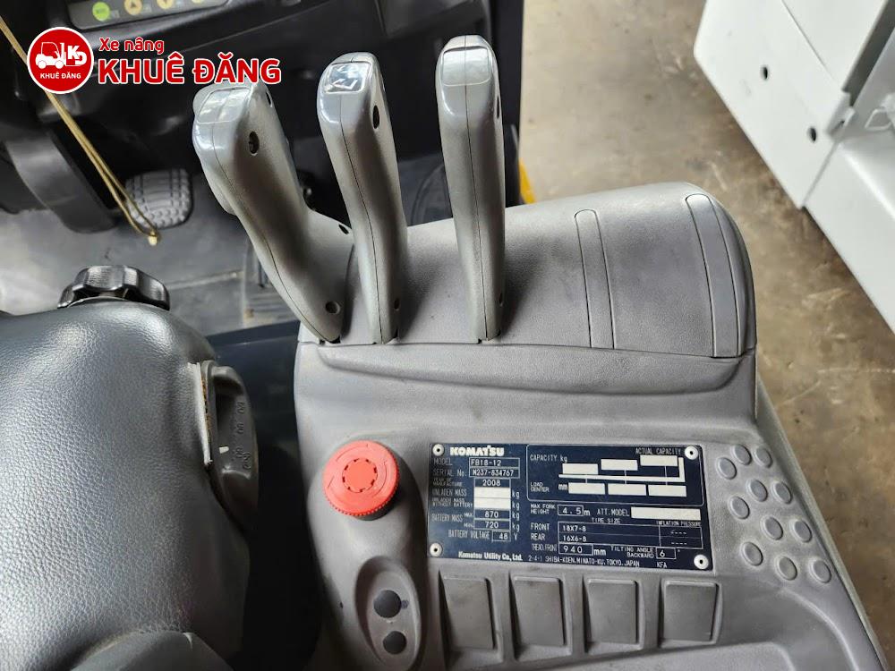 Các cần điều khiển trên Xe nâng điện ngồi lái 1.8 tấn Komatsu FB18-12