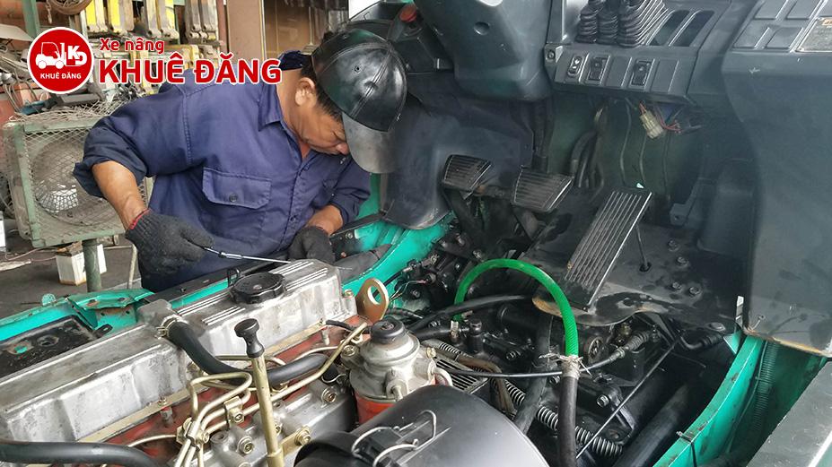Xe nâng được bảo dưỡng, thay dầu thủy lực