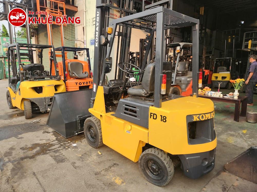 Xe nâng dầu 1.8 tấn Komatsu FD18 gắn gầu xúc