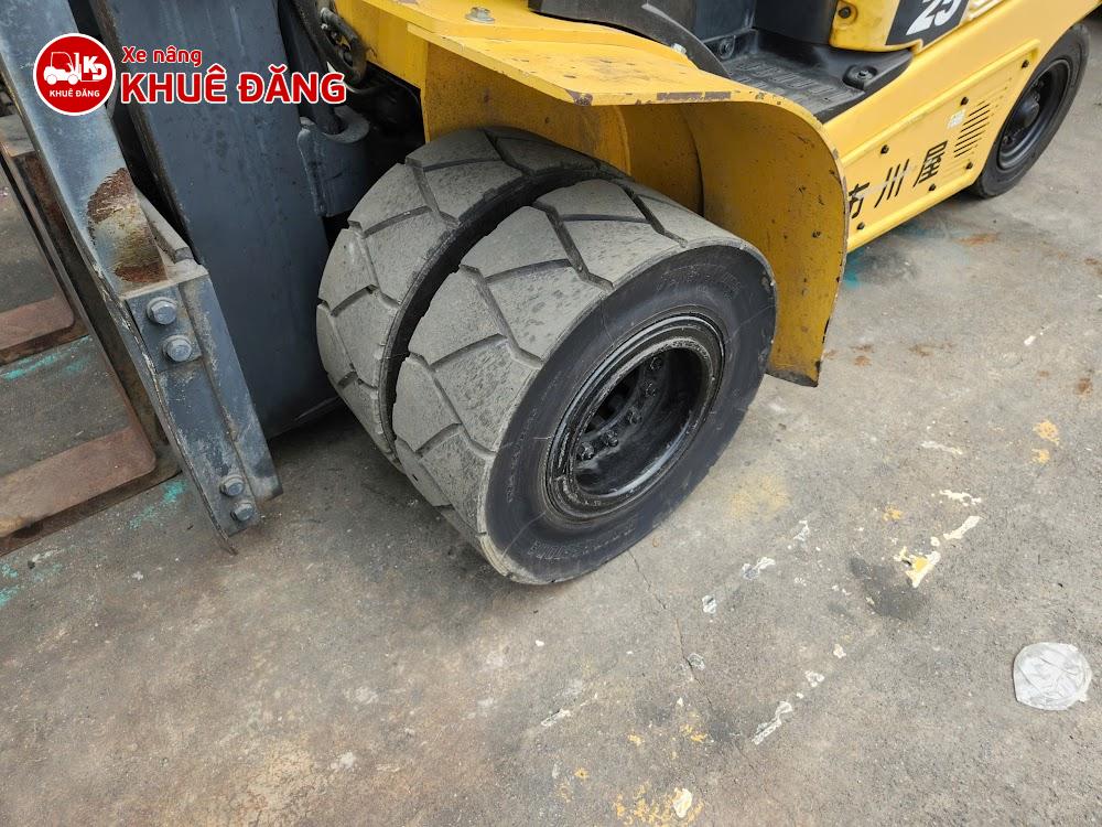 Xe nâng điện ngồi lái 2.5 tấn Komatsu FE25-1, lốp đôi nâng cao 4m