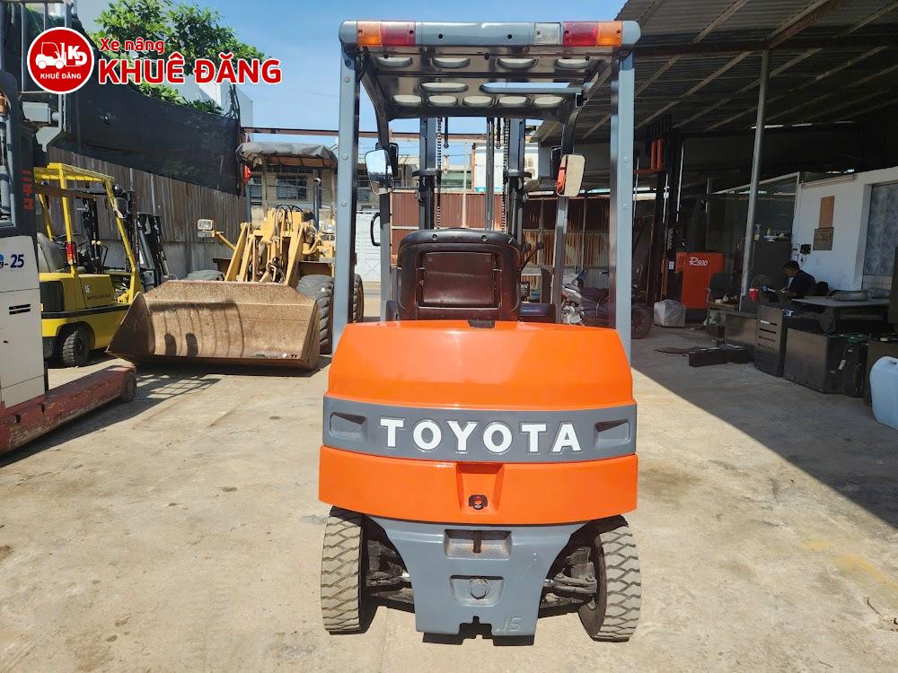 Xe nâng điện ngồi lái 1.5 tấn Toyota 7FB15, 3m có SAS