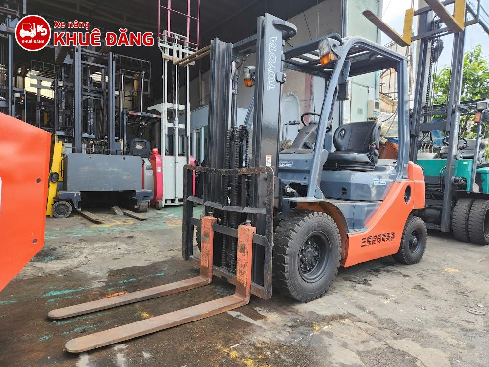 Xe nâng dầu 2 tấn Toyota 02-8FD20 ty giữa chui công