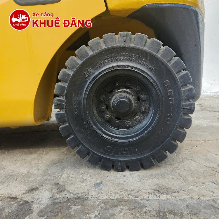 Xe nâng dầu 2.5 tấn Komatsu FD25C-16 số sàn, nâng cao 4.5m, ty giữa chui cong