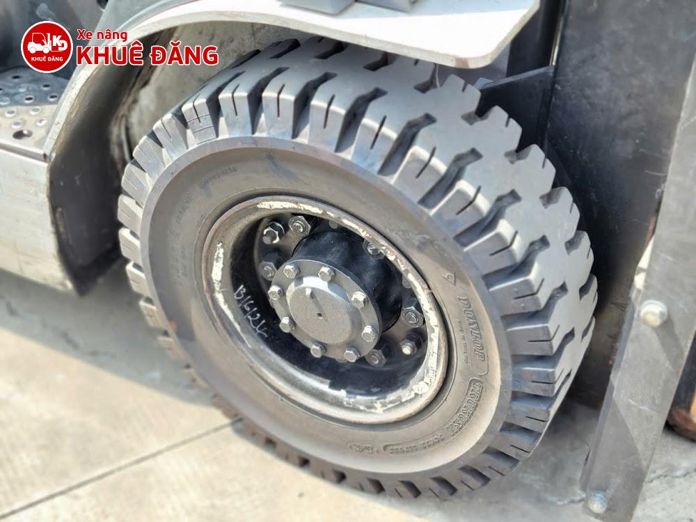 Lốp đặc được sử dụng phổ biến cho xe nâng hàng
