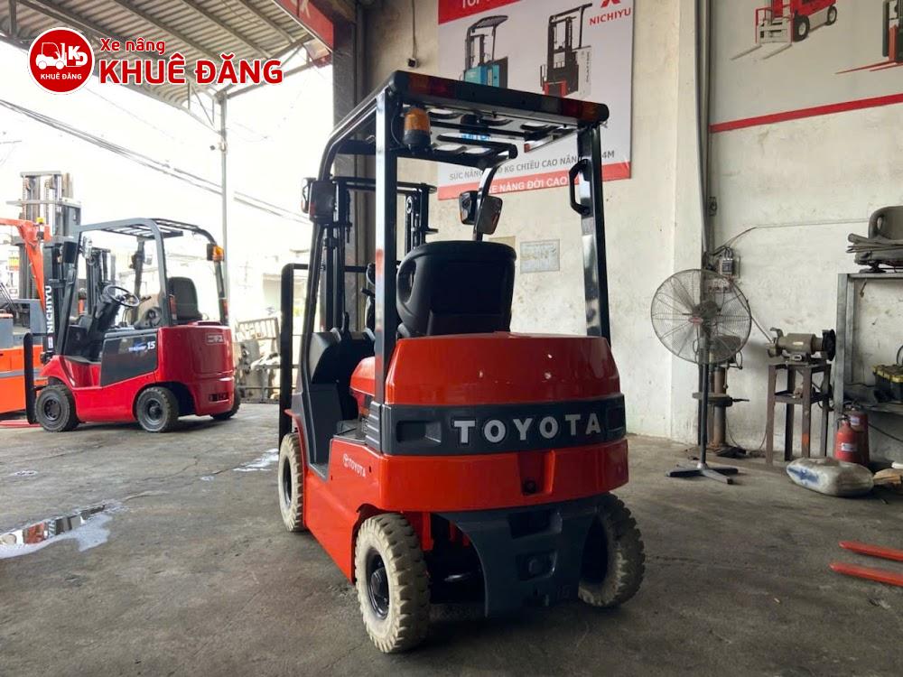 Xe nâng điện ngồi lái 1.5 tấn Toyota 7FB15, nâng cao 3m, bánh trắng