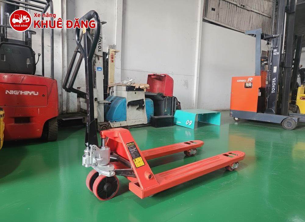 Xe nâng tay thấp 3 tấn càng rộng Nitto