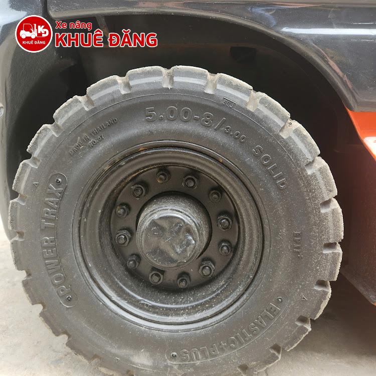Bánh sau Xe nâng xăng 1.5 tấn Toyota 6FG15 là bánh đặc 500-8