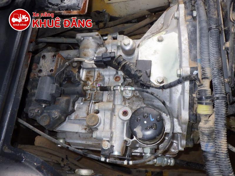 Vị trí hộp số tự động của Xe nâng dầu Komatsu FD25T-17