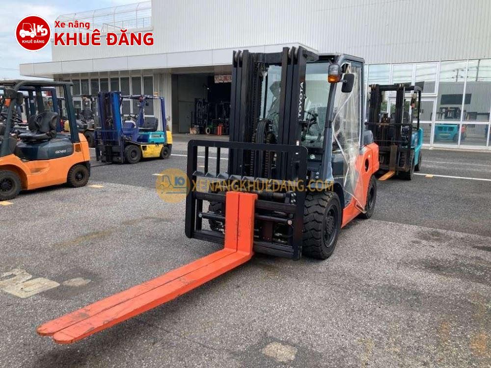 1369-Xe nâng dầu 4 tấn Toyota 8FD40