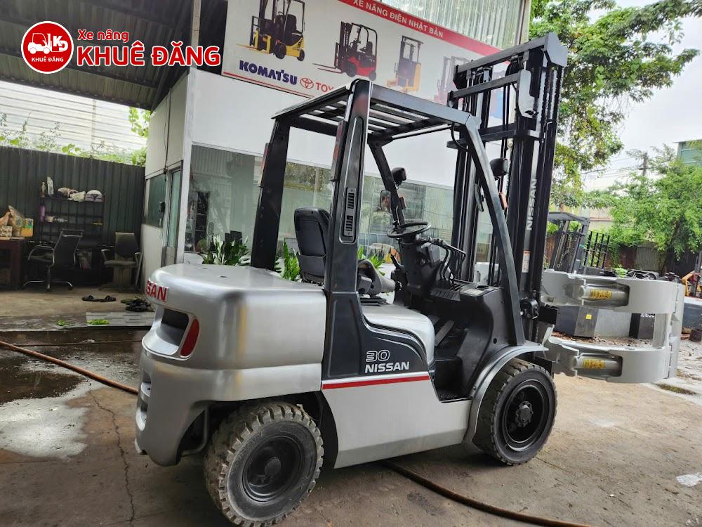 Xe nâng dầu 3 tấn Nissan gắn kẹp giấy