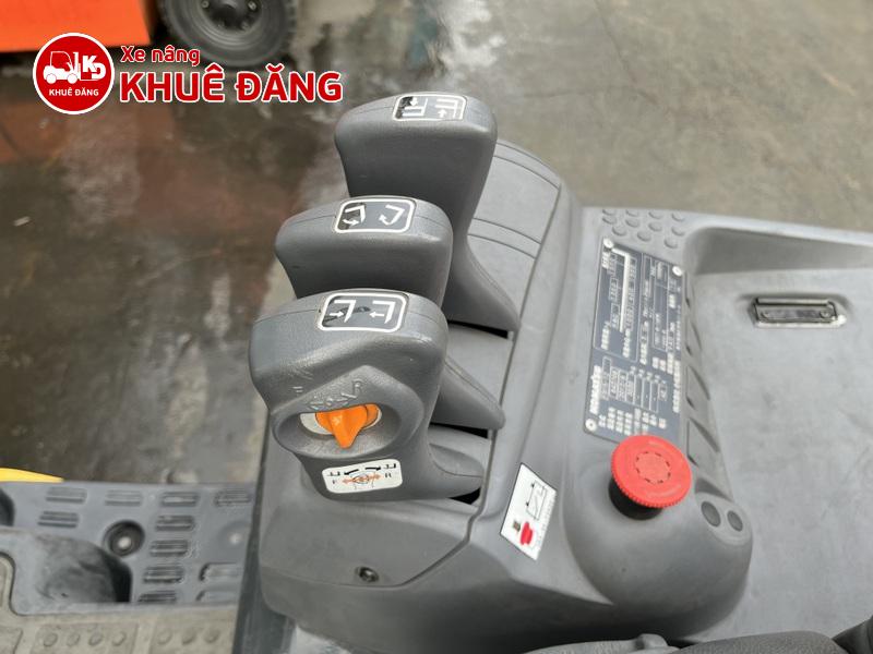 1968-Xe nâng điện ngồi lái 1.5 tấn Komatsu FB15-12