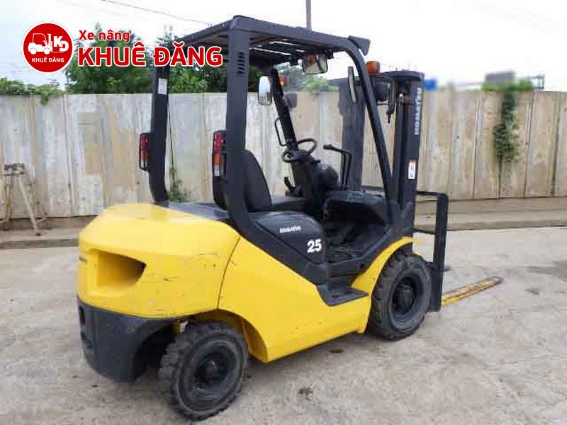 Xe nâng dầu 2.5 tấn Komatsu FD25T-17 số tự động hàng sẵn, giao nhanh tại TPHCM