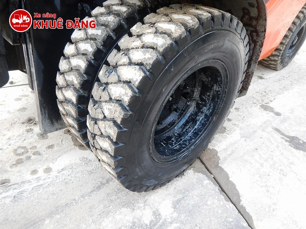 Xe nâng dầu 3 tấn Toyota 02-8FD30 có lốp đôi phía trước (bánh đặc 600-10) tăng khả năng cân bằng khi tải nặng.