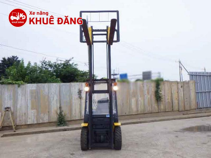 Xe nâng Komatsu 2.5 tấn FD25T-17 có khung nâng vững chắc, thép chịu lực cao, chiều cao nâng phổ biến từ 3m đến 4m, phù hợp kệ hàng tầm trung trong nhà kho, xưởng sản xuất.